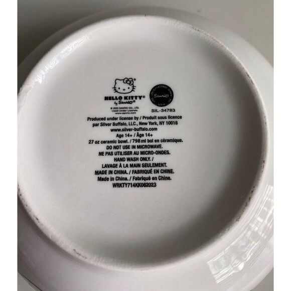 Sanrio Hello Kitty Ceramic 27 Oz Bowl Christmas Candy Cane Garland NEW - Picture 9 of 12